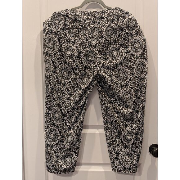 🖤 Chic Talbots Woman Black & White Medallion Stretch Cropped/Ankle Pants - 16W - Picture 5 of 7